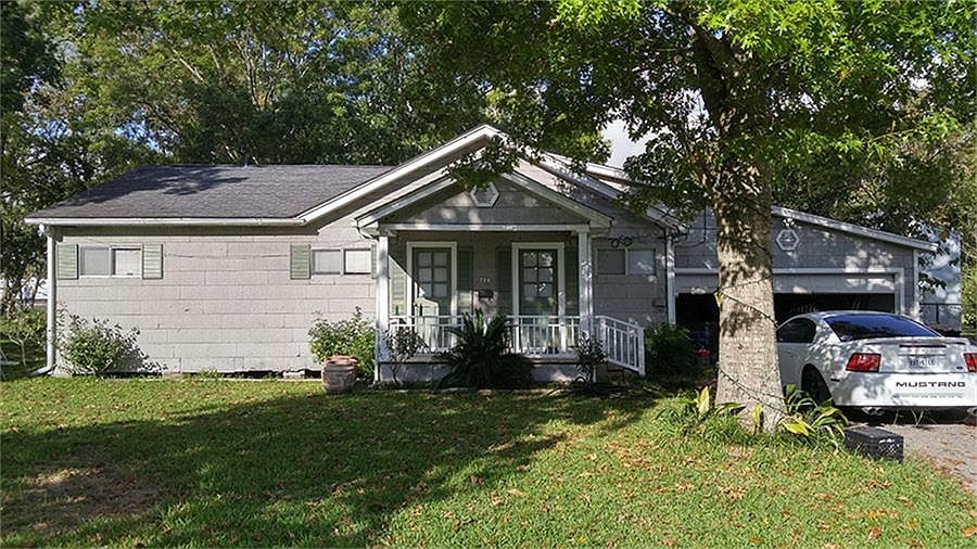 1st image of 704 Oak Ave
