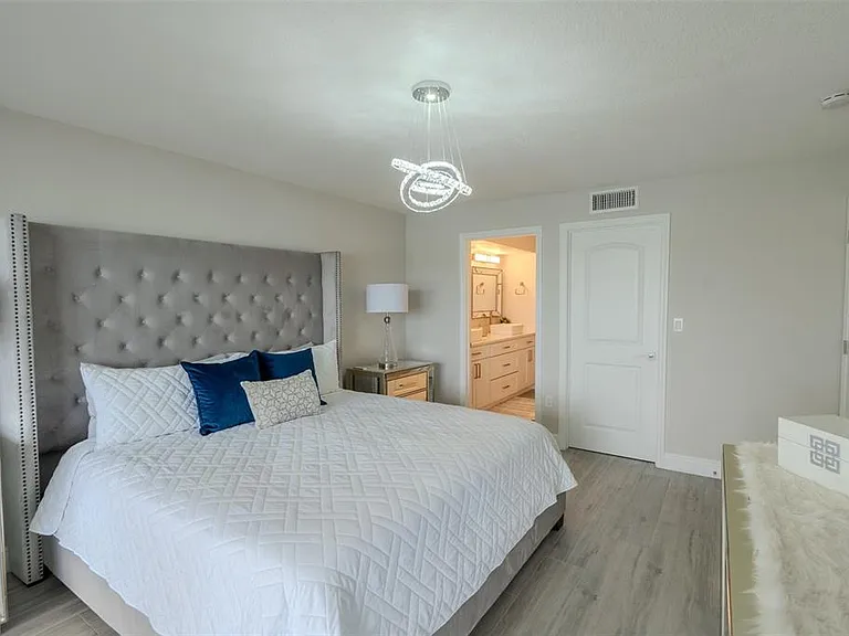 126 1st St E #210 — Photo 32