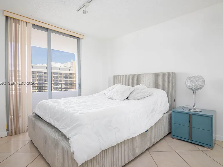 5555 Collins Ave #14U — Photo 22