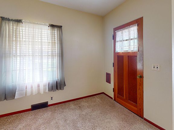 3rd image of 544 Dakota Ave N