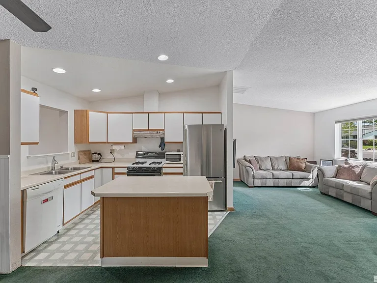 1380 Patricia Dr — Photo 12