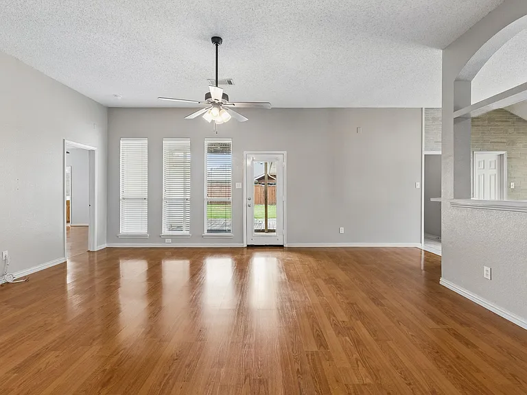 300 Thomas Dr — Photo 7