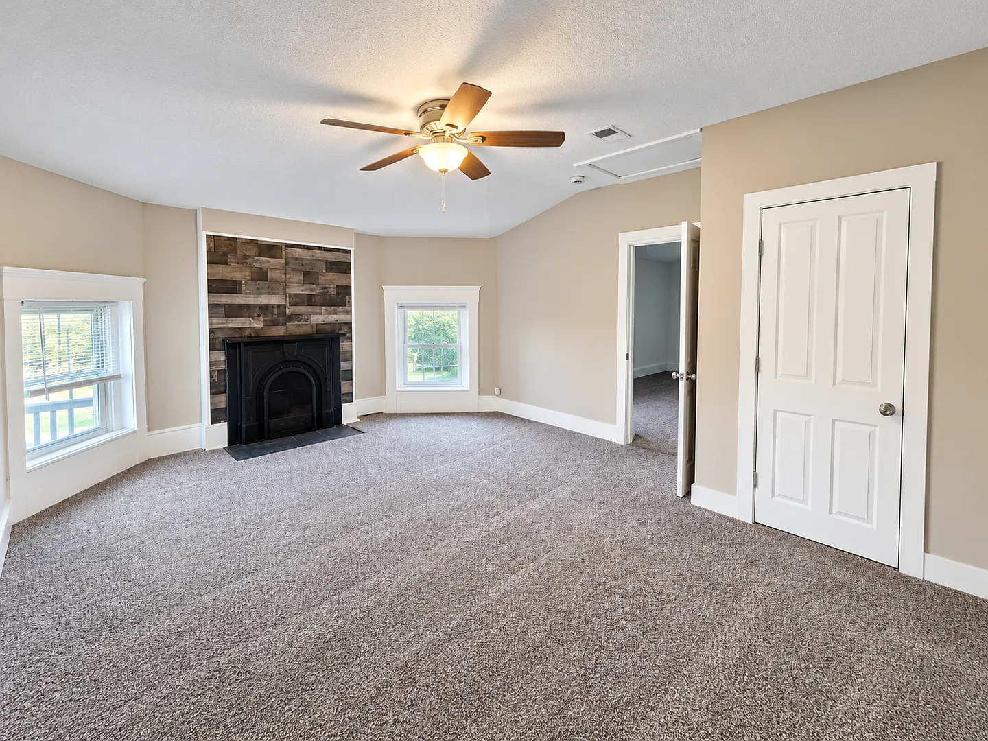 224 E Oak St — Photo 2