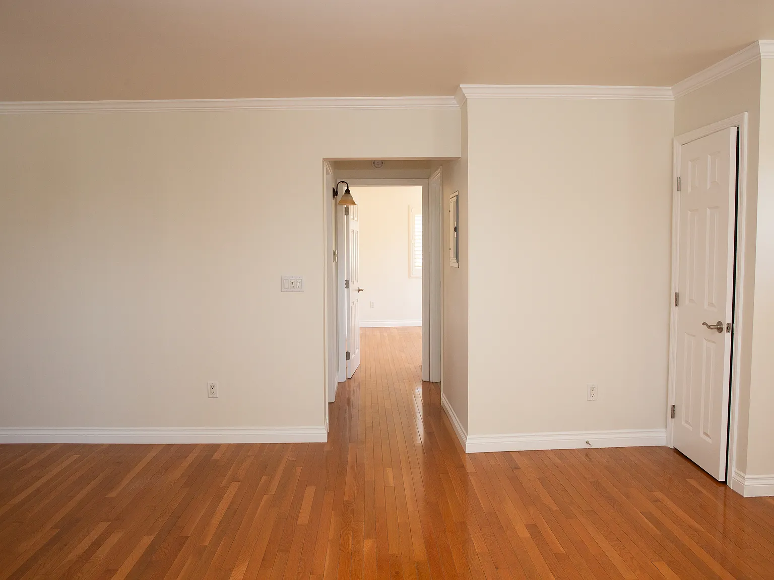 1513 N Altadena Dr — Photo 3