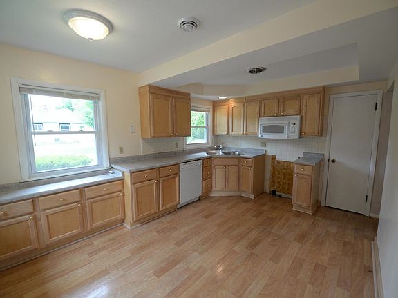 2nd image of 11405 W Garfield Ave