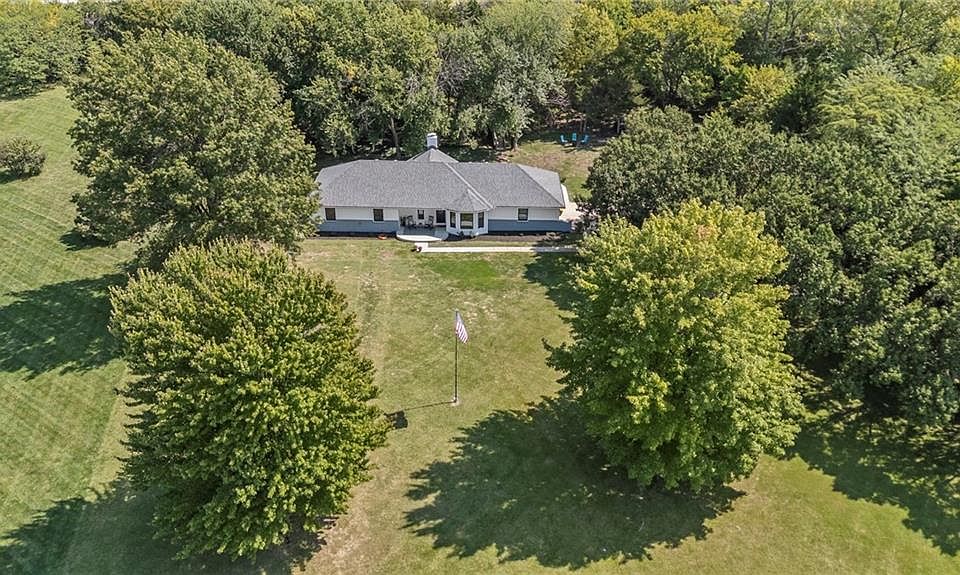 1st image of 2211 Lakeview Dr