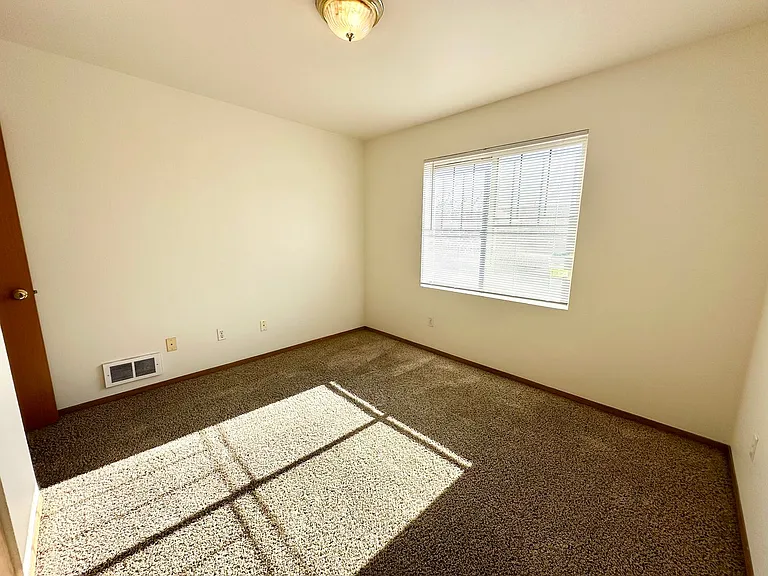 2103 N Yellowstone St — Photo 32