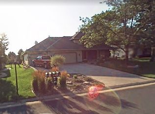 5800 Royal Oaks Dr, Shoreview, MN 55126