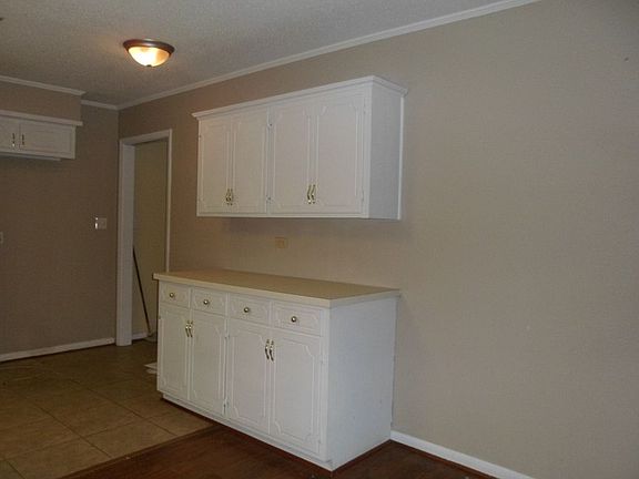 3rd image of 1612 Chatsworth Dr