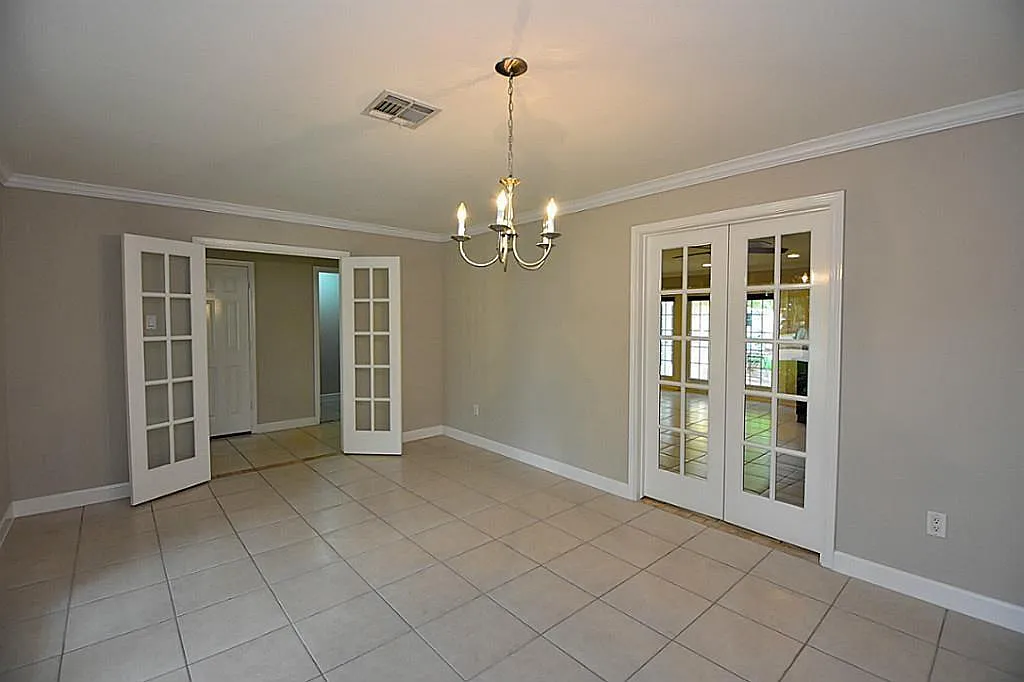 3 bed, 2.0 bath, 2027 sqft, $3,800 — Photo 2