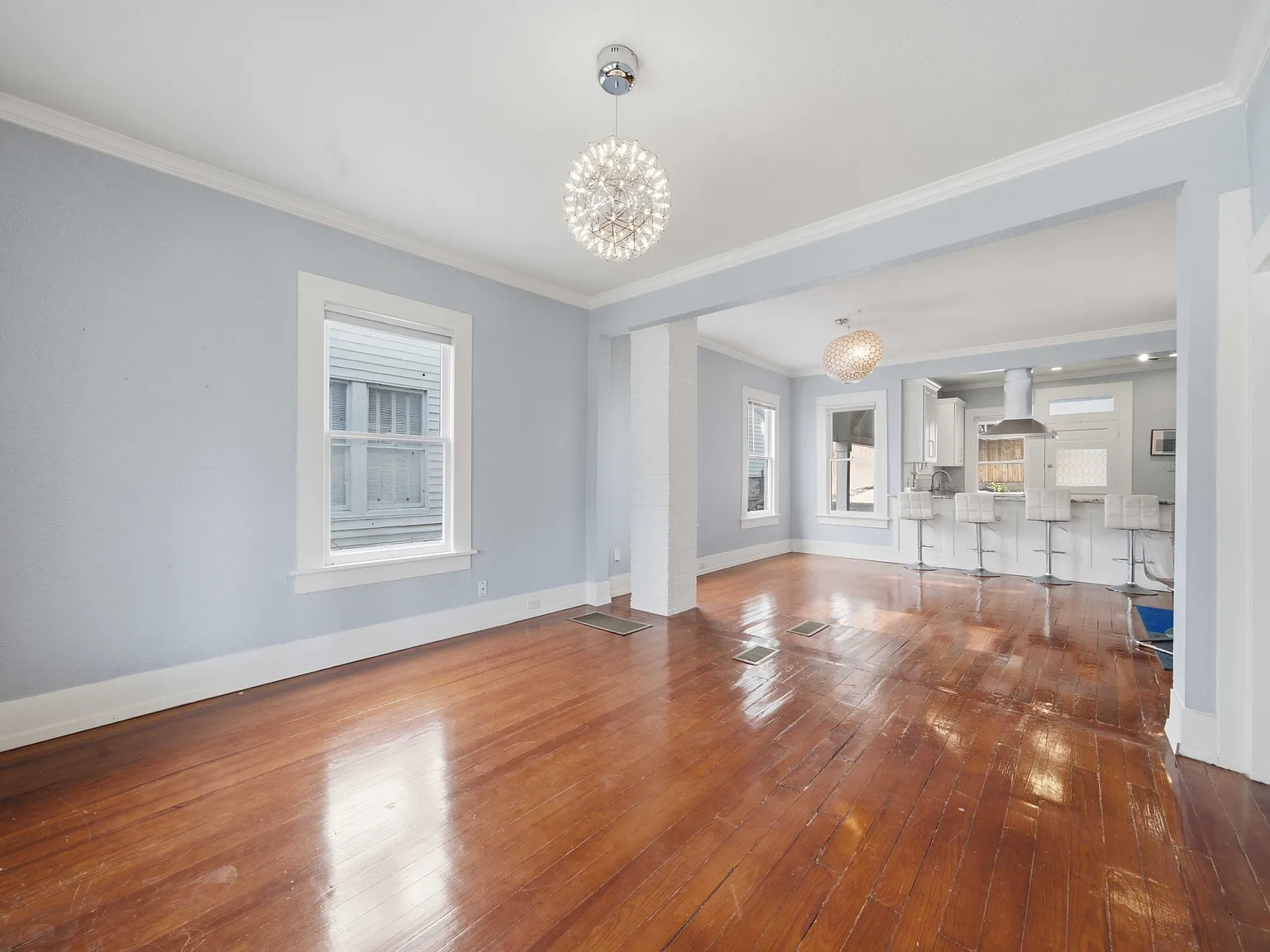 141 E Woodlawn Ave — Photo 2