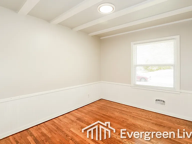 9512 Bennington Ave — Photo 12