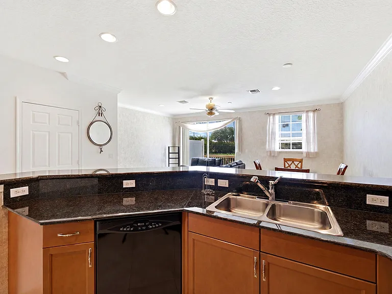 556 Marbella Cir — Photo 11