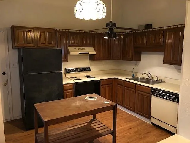 3 bed, 1211 sqft, $1,895 — Photo 2