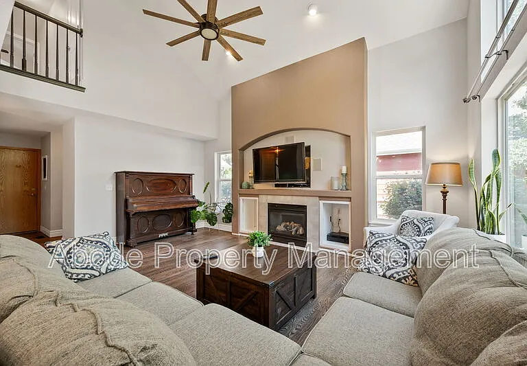 2214 Andrews St — Photo 15