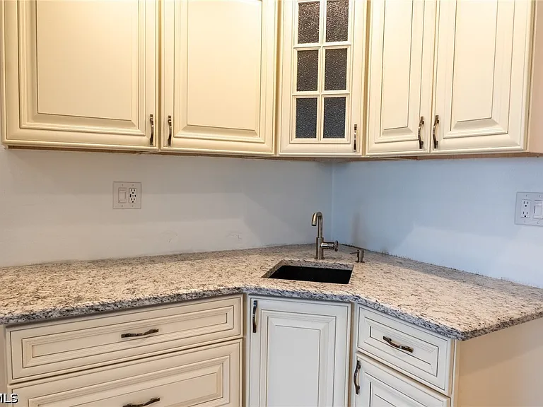 14562 Riverside Dr — Photo 14