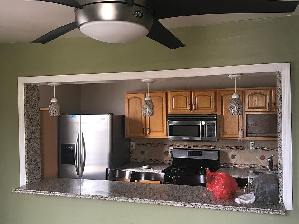 Gourmet Kitchen w granite breakfast bar!