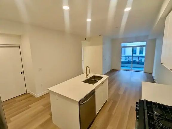 4th image of 209 Lebleu St #302