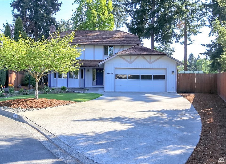 Beautiful front yard!  What street appeal! 