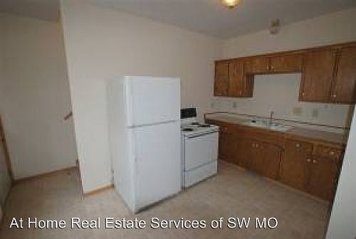 2nd image of 933 E Locust St APT A