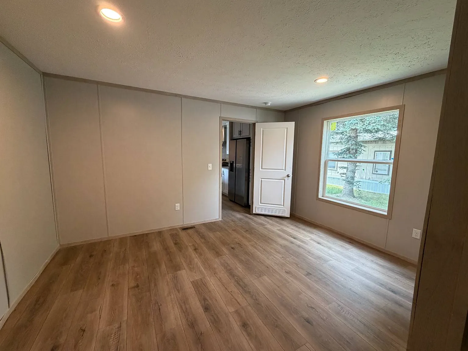 3 bed, 2.0 bath, 1056 sqft, $1,290 — Photo 3
