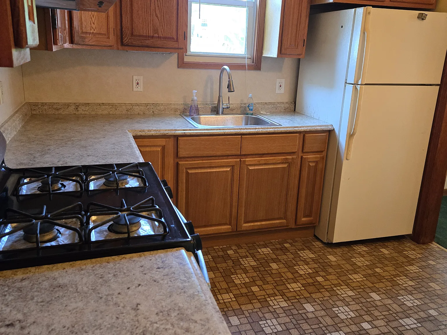 3 bed, 1.5 bath, 1690 sqft, $2,100 — Photo 4
