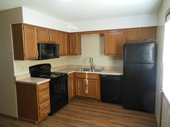 5th image of 633 NE English Manor Dr