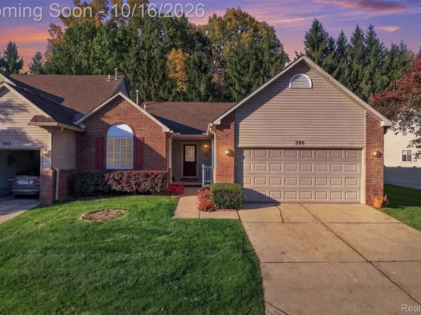390 Woodfield Square Ln, Brighton, MI 48116