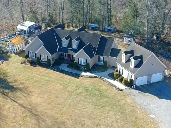 348 Lakewood Dr, Clintwood, VA 24228
