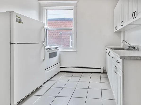 347 Elgin St #B, Ottawa, ON K2P 1M7