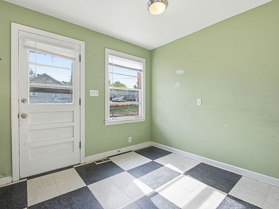 3rd image of 905 W Eastland Ave