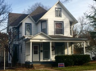 909 6th St, Charleston, IL 61920
