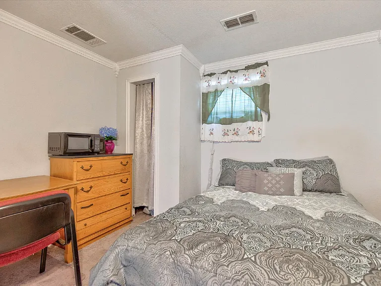 2801 W Biddison St — Photo 18