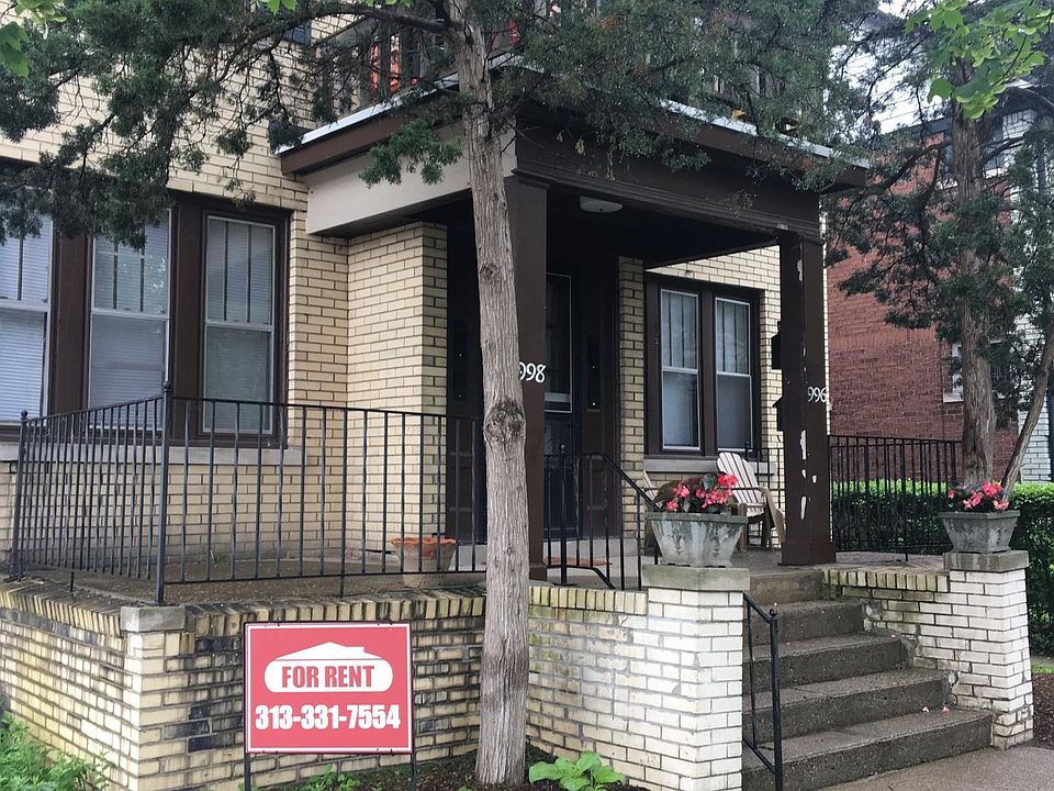 Lower unit on left, 4 family flat