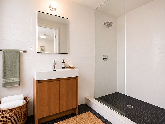 5th image of 241 W 13th St APT 6