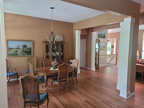 4th image of 3053 Pleasantwood Dr