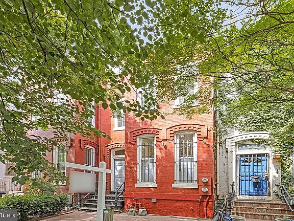 2nd image of 822 5th St NE