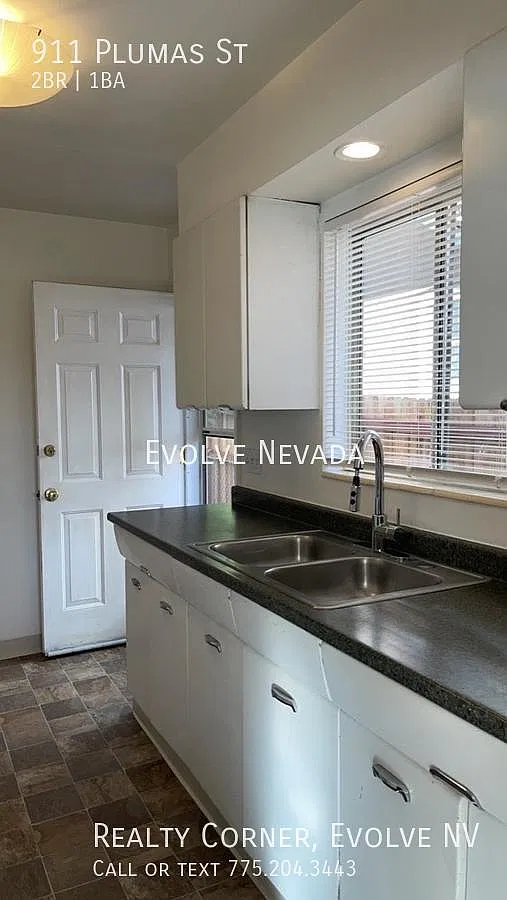 Quaint 2 Bed, 1 Bath Duplex Near Midtown — Photo 2