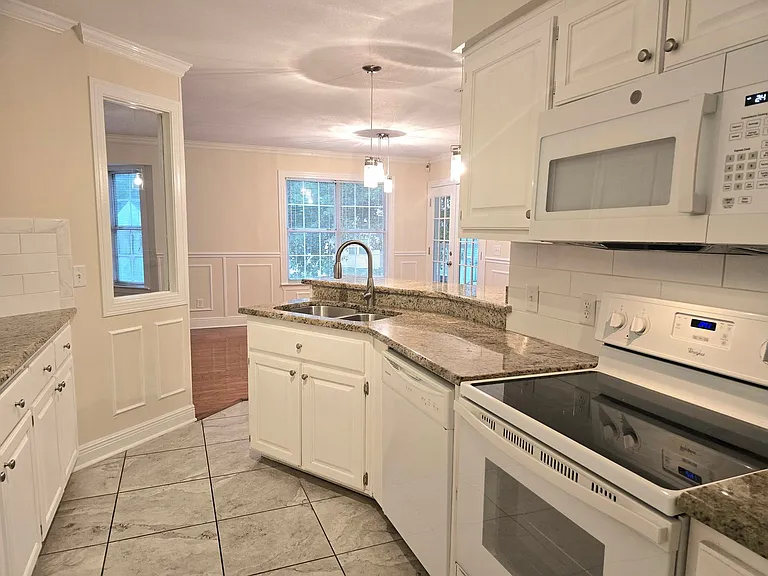10017 Foxrun Rd — Photo 6