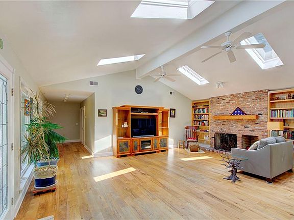 5th image of 110 Palm Dr