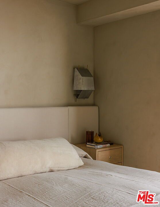 1st image of 999 N Doheny Dr APT 907