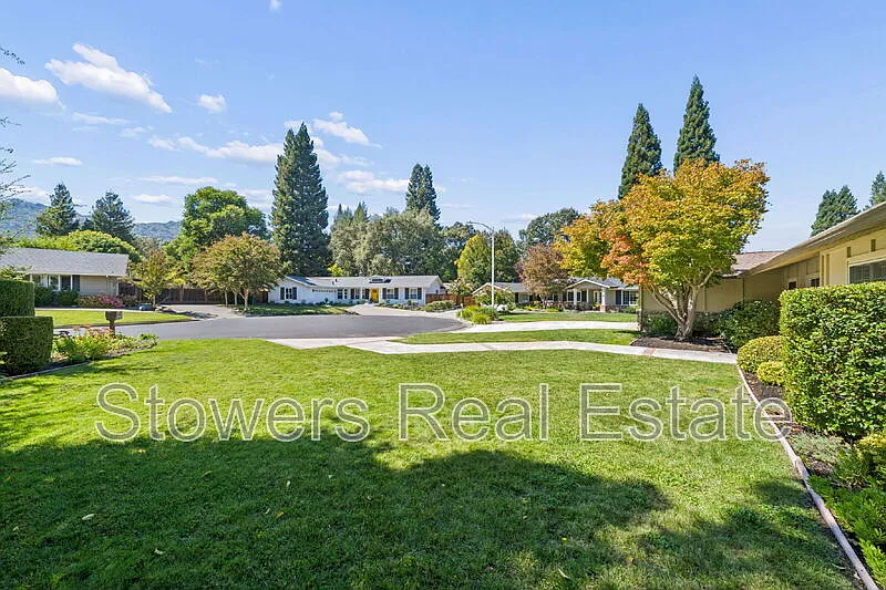 4 bed, 2.5 bath, 2568 sqft, $7,995 — Photo 2