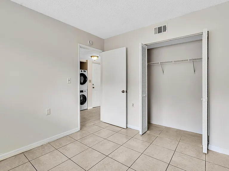 1020 Lake Victoria Dr #B — Photo 40