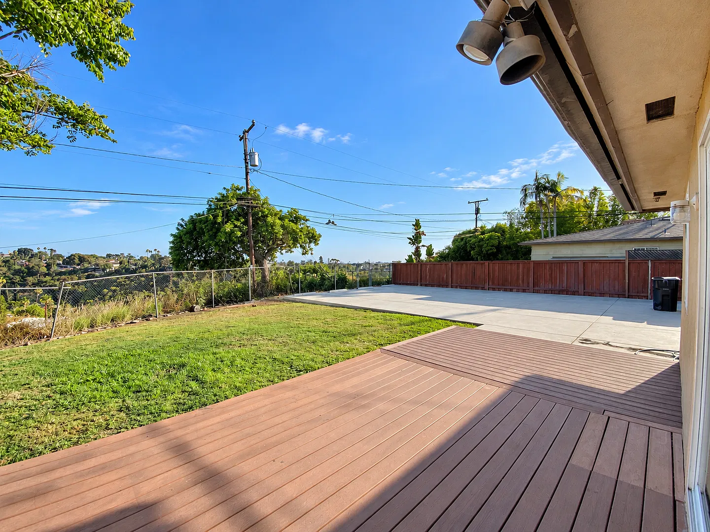 6BD/3BA, Huge Yard! Lots of Parking! — Photo 1