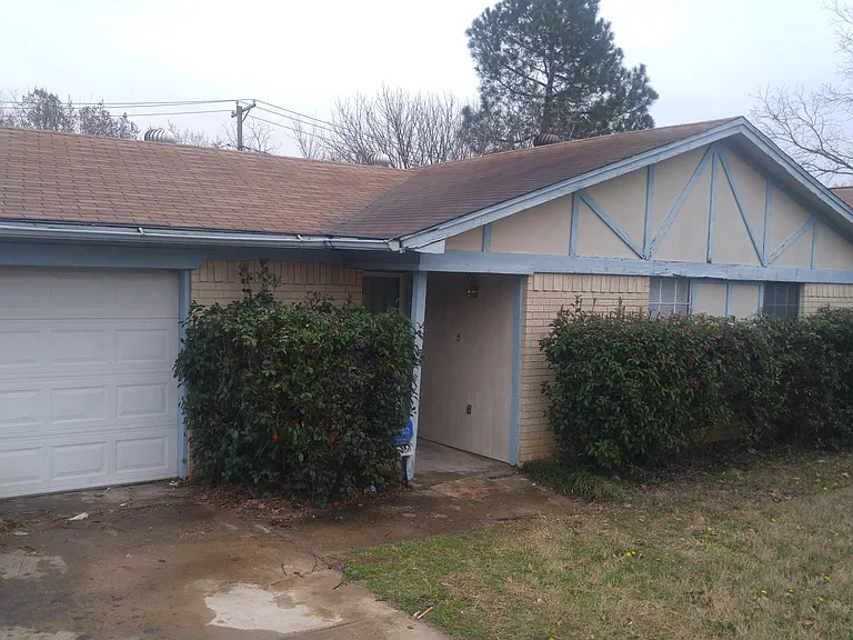 1029 Blue Carriage Ln N — Photo 2