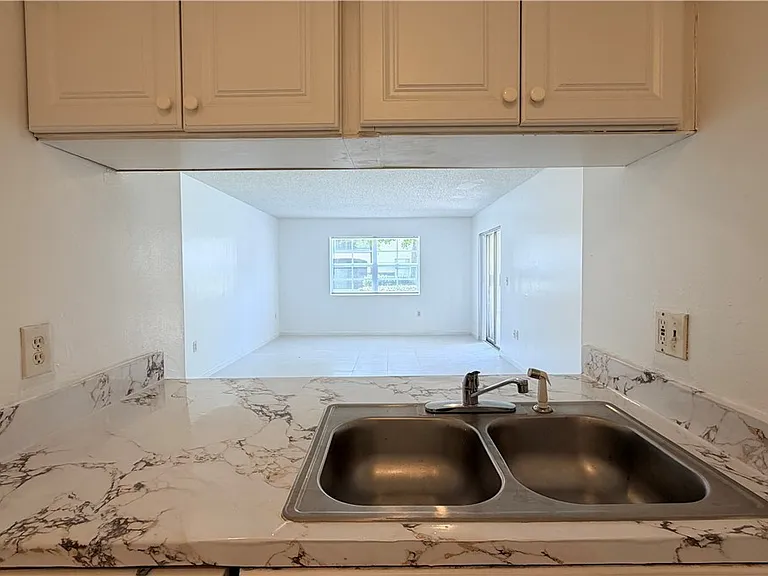 3407 Winkler Ave #309 — Photo 9