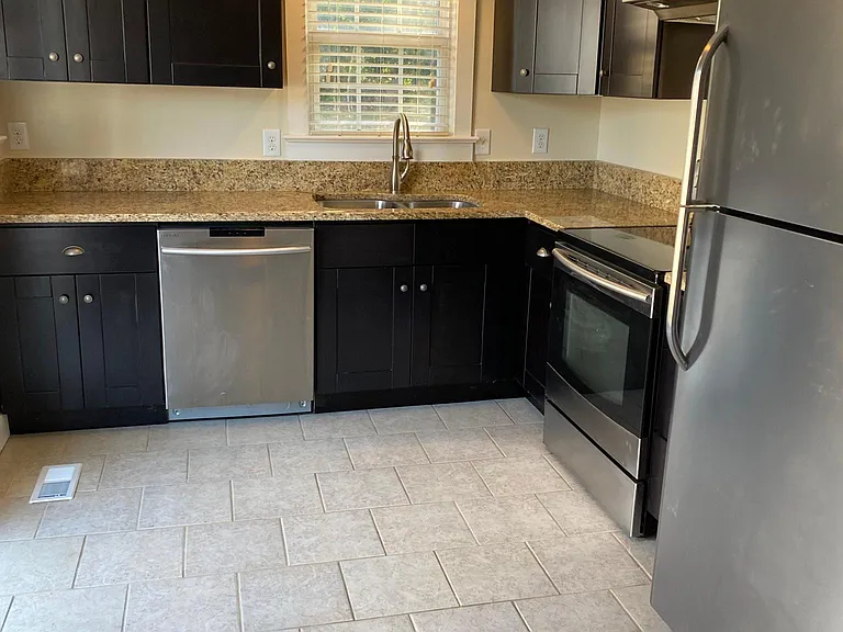 720 Sasser St — Photo 4