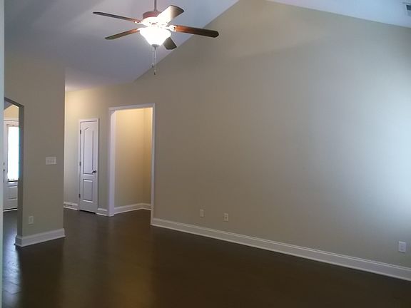 4th image of 223 Maidstone Dr