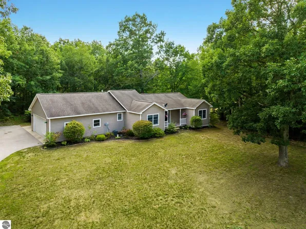 11777 Many Oaks Dr, Interlochen, MI 49643