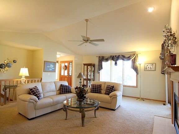 Spacious Living Rm w/Vaulted Ceiling!